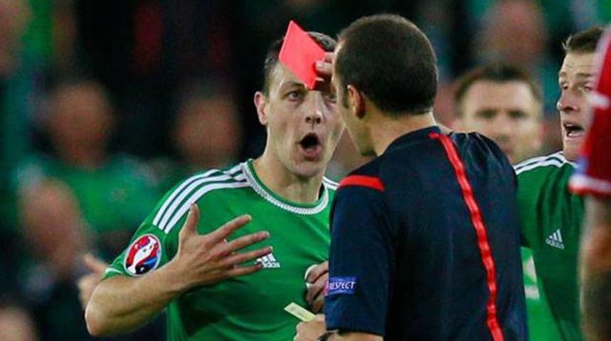 UEFA'dan C&uuml;neyt &Ccedil;akır'a b&uuml;y&uuml;k &ouml;vg&uuml;