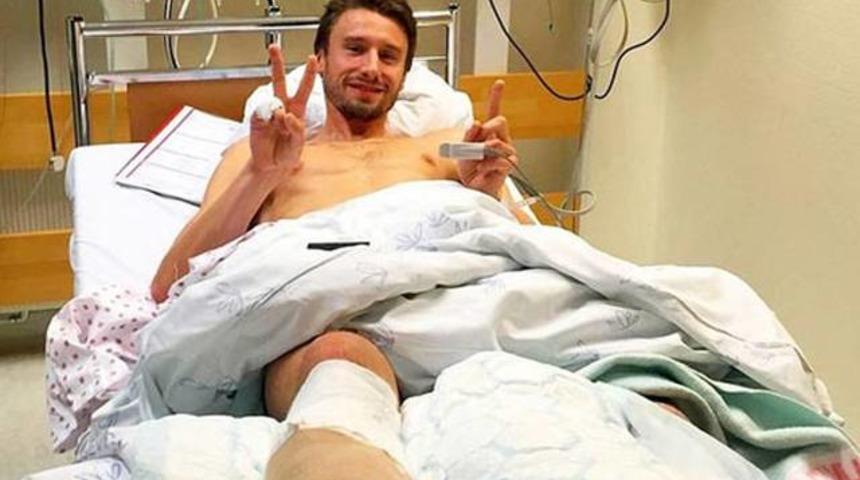 &Ouml;nce bacağını kırdı, sonra tedavisini yaptı