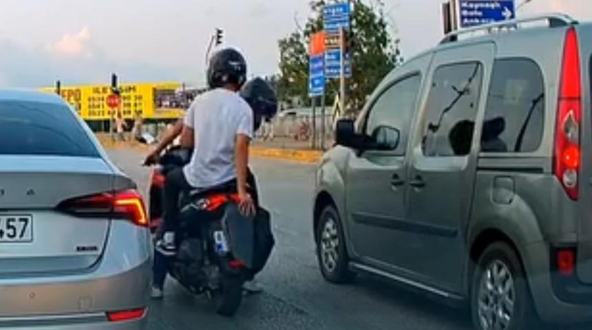 Işık ihlali için buldukları yöntem şaşırttı! Başka bir aracın kamerası kaydetti