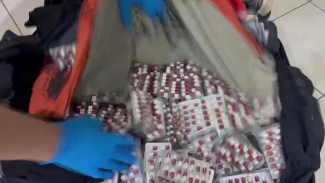 Bavulunda binlerce uyuşturucu hap çıktı! Savunmasını duyanlar şoke oldu 1