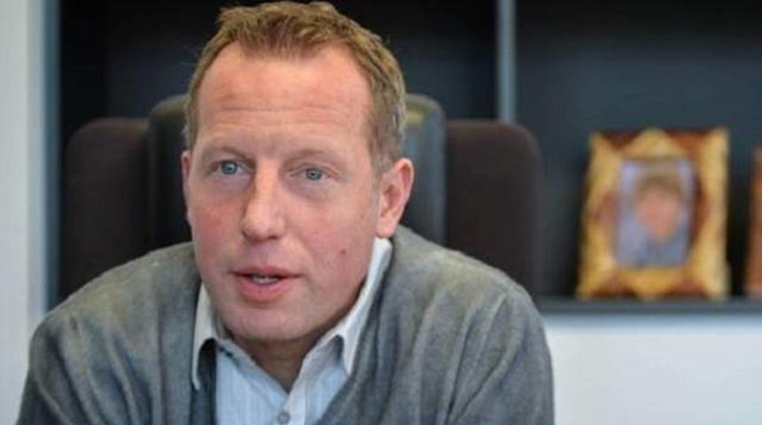 Takımda kalmak i&ccedil;in hocasına r&uuml;şvet verdi!