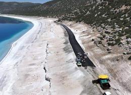 Salda Gölü'nde tepki çeken görüntü! Etrafına asfalt döküldü: 'Bu yapılan bir suçtur'