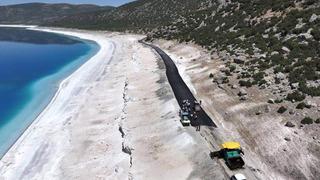 Salda Gölü'nde tepki çeken görüntü! Etrafına asfalt döküldü: 'Bu yapılan bir suçtur'