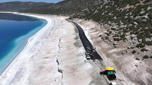 Salda Gölü'nde tepki çeken görüntü! Etrafına asfalt döküldü: 'Bu yapılan bir suçtur'