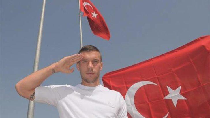 Podolski Mehmetçik Tweet'ini bakın nasıl değiştirdi