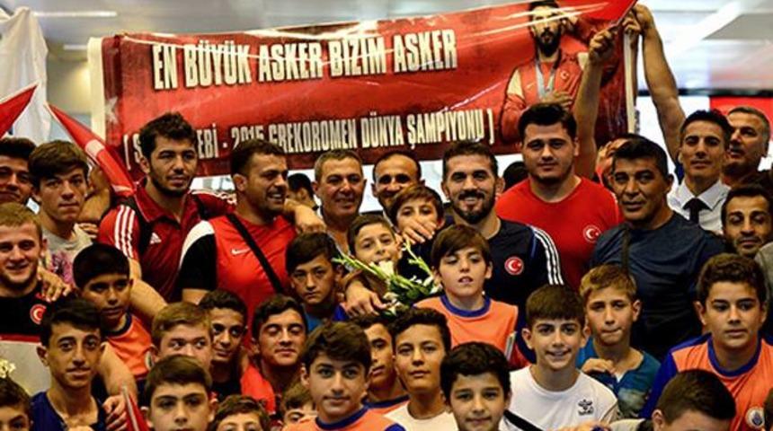 Şampiyonlara coşkulu karşılama