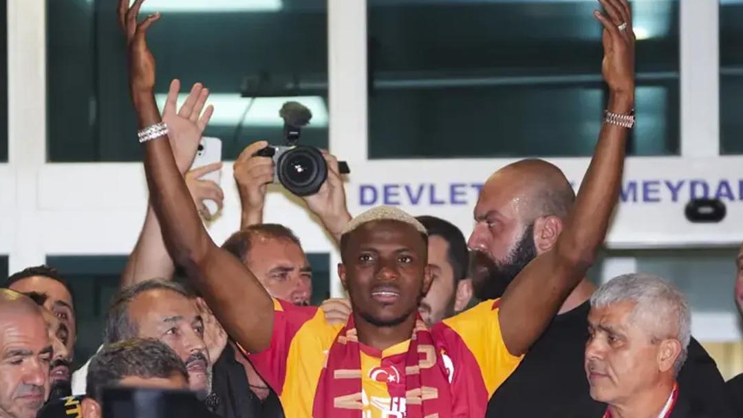 Rekor bonservisle Türkiye ye transfer olmuştu! Osimhen in İstanbul a gelişinde internet rekoru kırıldı 1