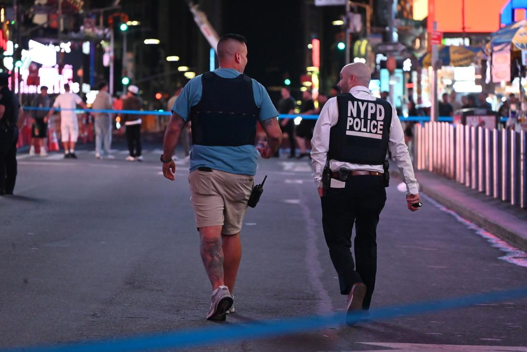 Times Meydanı nda silah sesleri! Üç kişi yaralandı, ortalık savaş alanına döndü! 1