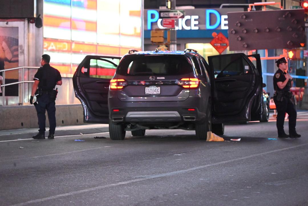 Times Meydanı nda silah sesleri! Üç kişi yaralandı, ortalık savaş alanına döndü! 2