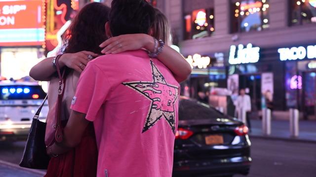 Times Meydanı'nda silah sesleri! Üç kişi yaralandı, ortalık savaş alanına döndü!