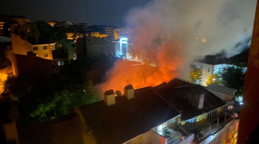 Kuaför dükkanı yangında kullanılamaz hale geldi