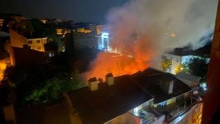 Kuaför dükkanı yangında kullanılamaz hale geldi