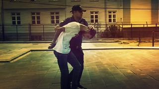 Gözaltına alınırken polisin parmağını ısırarak kopardı!