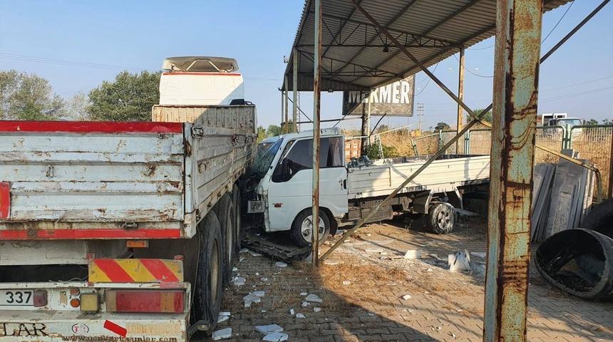 Lastiği patlayan kamyonet, fabrika bahçesindeki TIR'a çarptı; 2 yaralı