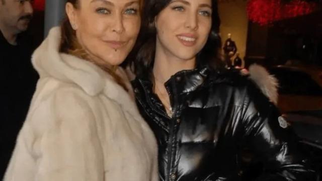 Kaya Çilingiroğlu ve Hülya Avşar'ın kızı Zehra ayna karşısına geçip hazırlandı! Tarzıyla tam not aldı