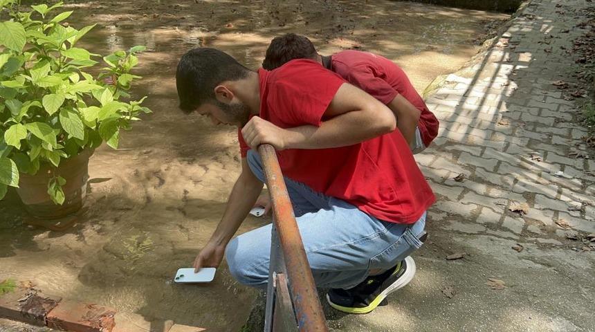 45 derece sıcaklıkta çalışmayan telefonlarını suya soktular