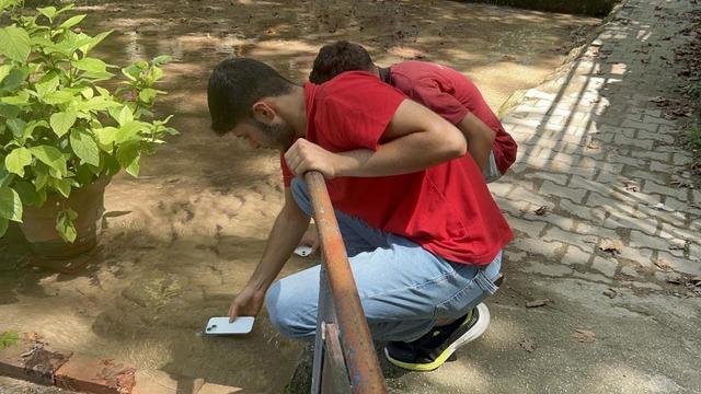 45 derece sıcaklıkta çalışmayan telefonlarını suya soktular