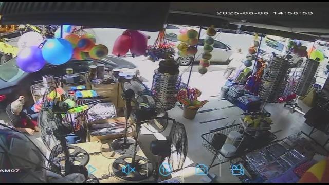 Esenyurt’ta vincin çarptığı otomobil savrularak dede ve torunlarına çarptı