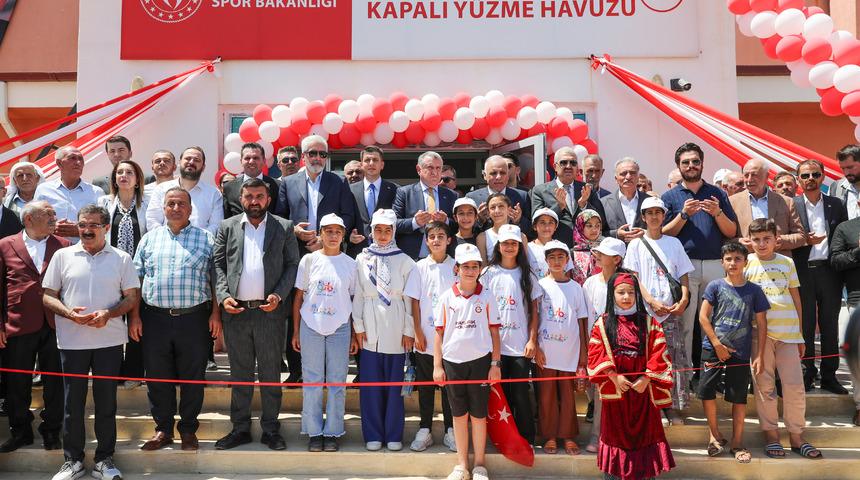 Bakan Bak, "Çınar Gençlik Merkezi ve Yarı Olimpik Yüzme Havuzu Açılış Töreni"ne katıldı