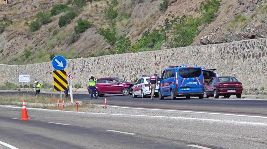 Direksiyon hakimiyetini kaybeden sürücü duvara çarptı