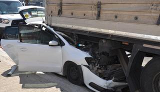 Antalya'da park halindeki tıra çarpan otomobildeki 4 kişi yaralandı