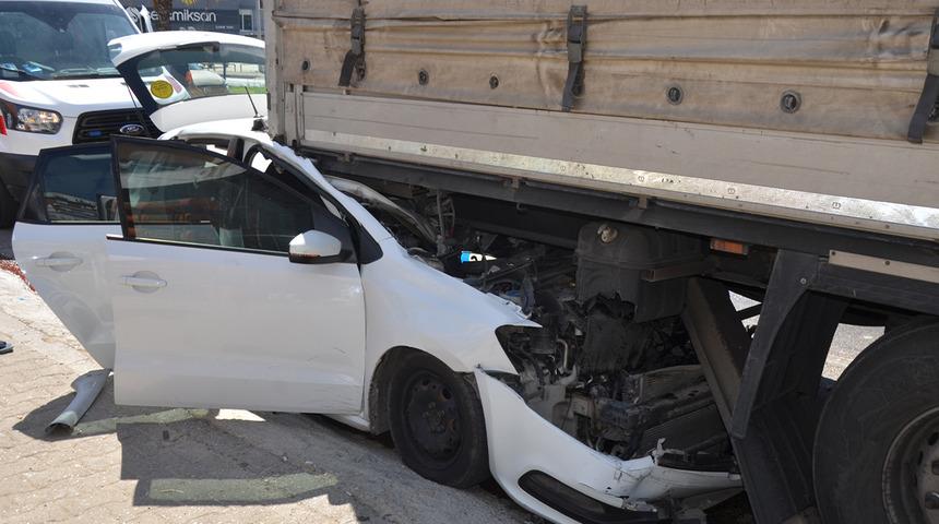 Antalya'da park halindeki tıra çarpan otomobildeki 4 kişi yaralandı