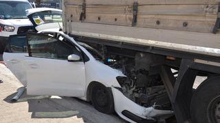 Antalya'da park halindeki tıra çarpan otomobildeki 4 kişi yaralandı