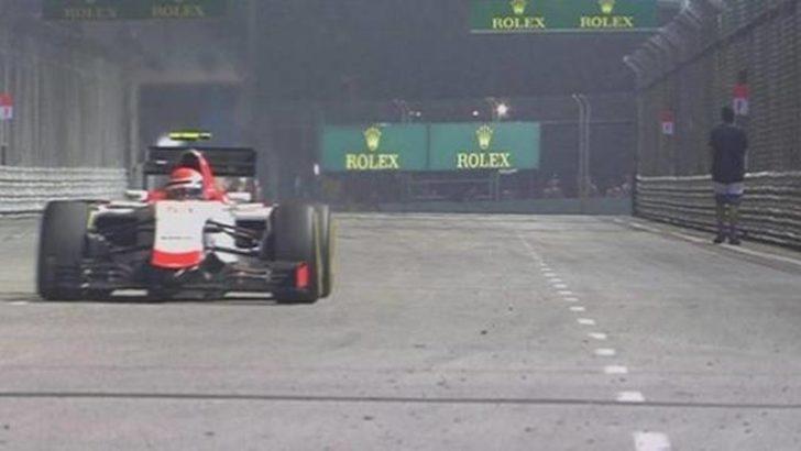 Singapur Grand Prix'inde inanılmaz olay! Piste girdi...