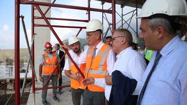 Sağlık Bakanı Memişoğlu, Rize Şehir Hastanesi inşaatında incelemede bulundu