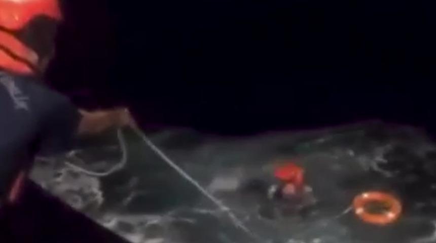 Denizde korku dolu anlar! İzmir Karaburun’da batan teknedeki 3 kişi kurtarıldı