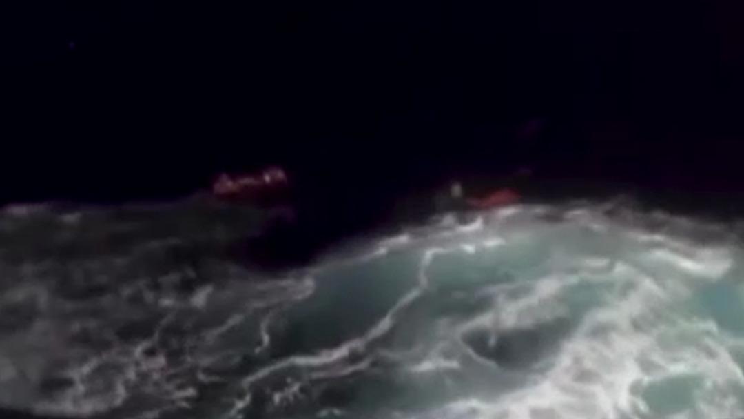 Denizde korku dolu anlar! İzmir Karaburun’da batan teknedeki 3 kişi kurtarıldı 1