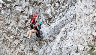 Kayalık alana sert inen paraşütçü ve yolcusu kurtarıldı