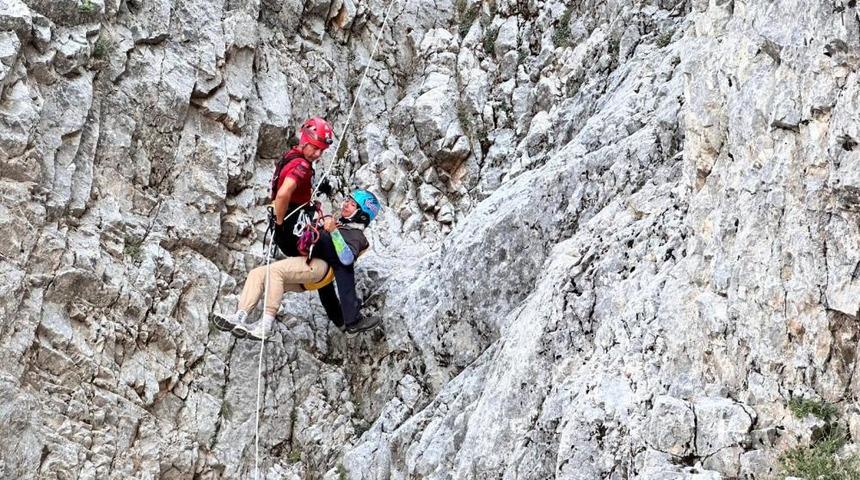 Fethiye'de kayalık alana sert inen paraşütçü ve yolcusu kurtarıldı