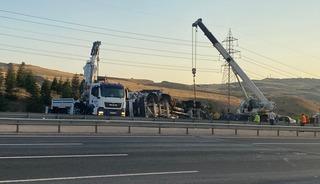 Beton mikseri otomobilin üzerine devrildi: 6 yaralı
