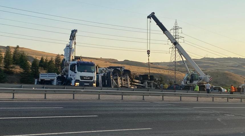 Yer: Ankara!  Beton mikseri otomobilin üzerine devrildi: 6 yaralı