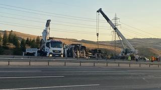 Yer: Ankara!  Beton mikseri otomobilin üzerine devrildi: 6 yaralı