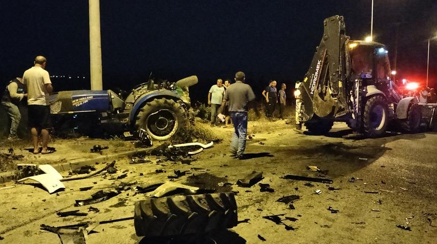 Antalya'da traktör ile otomobilin çarpışması sonucu 2 kişi yaralandı