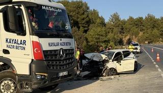 Antalya’da otomobil ile beton mikseri çarpıştı: 1 ölü, 2 yaralı