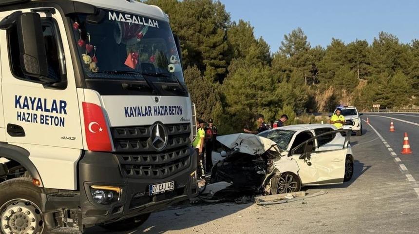 Antalya’da otomobil ile beton mikseri çarpıştı: 1 ölü, 2 yaralı
