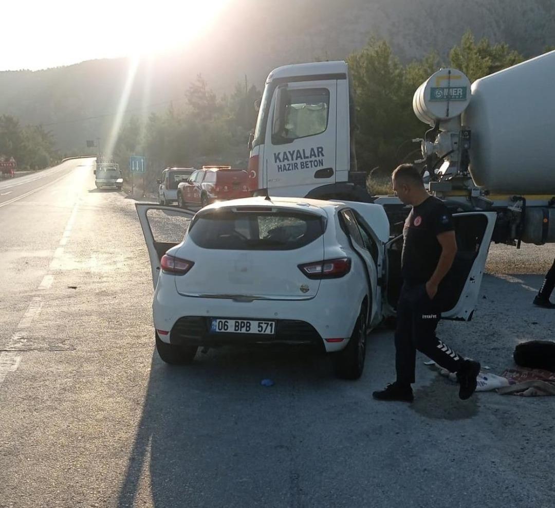 Antalya’da otomobil ile beton mikseri çarpıştı: 1 ölü, 2 yaralı 2