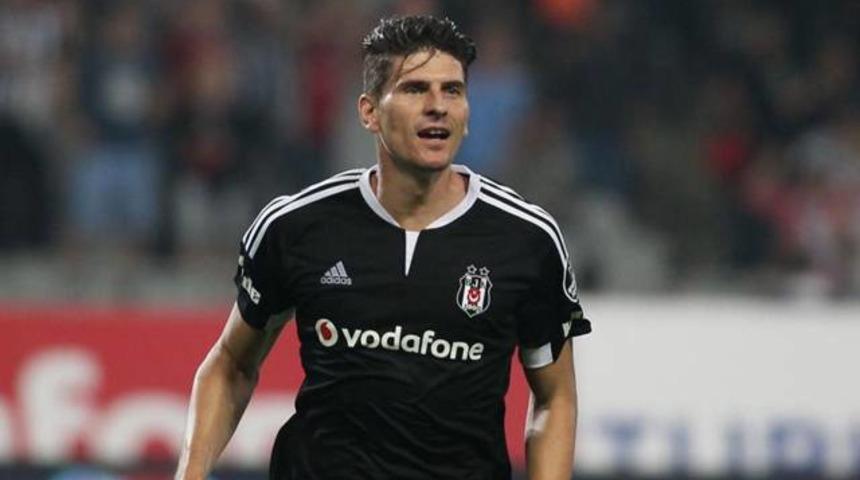 Mario Gomez seneye de kalıyor