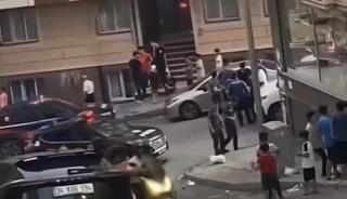 Yolda yürürken ateş açıldı! Anbean kameralara yansıdı