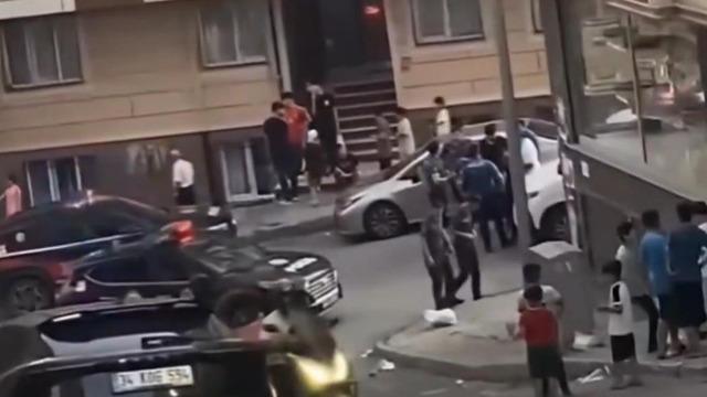 Yolda yürürken ateş açıldı! Sinsi sinsi arkasından gelip... Anbean kameralara yansıdı