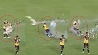 İnanılmaz olay! Sahaya havai fişek yağdırdılar... 1 futbolcu yaralandı