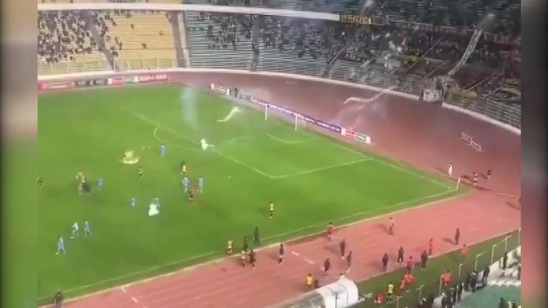 İnanılmaz olay! Sahaya havai fişek yağdırdılar... 1 futbolcu yaralandı 1