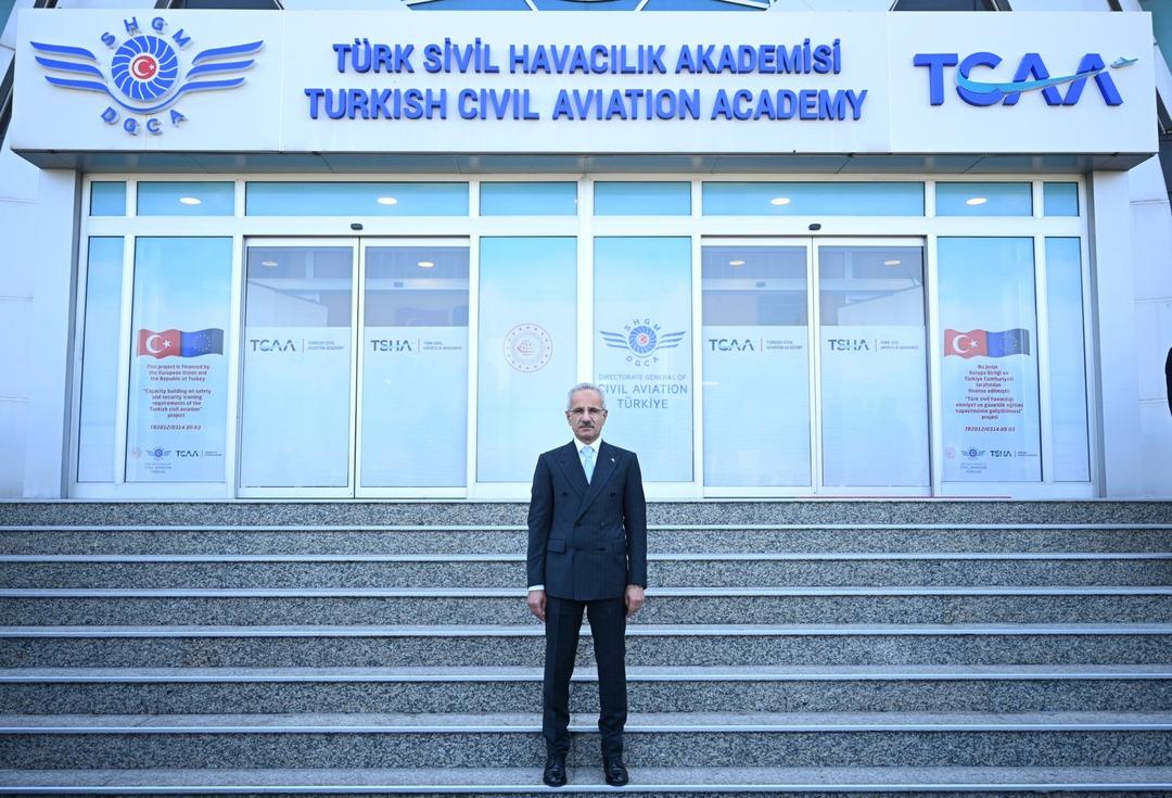 Bakan Uraloğlu: "11 ilde faaliyet gösteren 13 hava kampüsümüzle sportif ve amatör havacılığın gelişimine katkı sağlıyoruz" 2