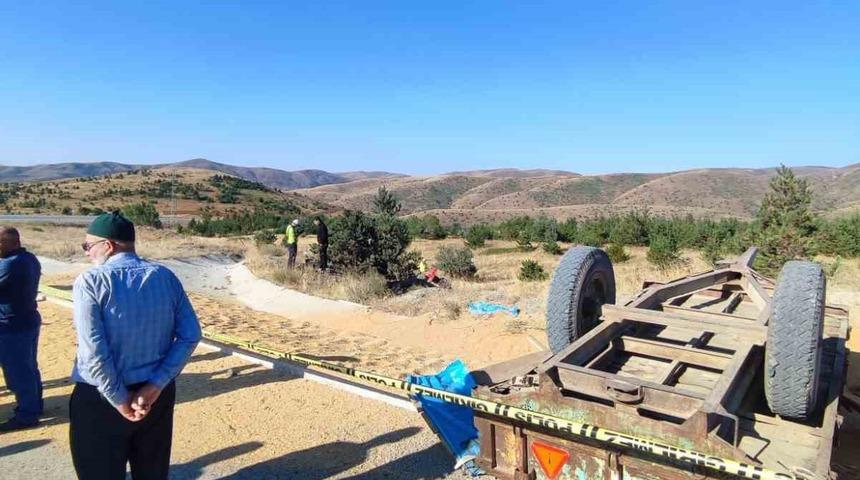 Buğday yüklü traktör devrildi, 2 kişi öldü