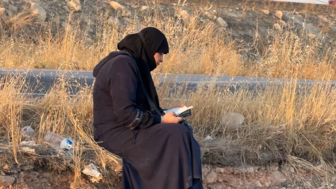 Takla atıp ters dönen aracın başında oturup okudu! Kazazede kadının ilk işi oldu 2