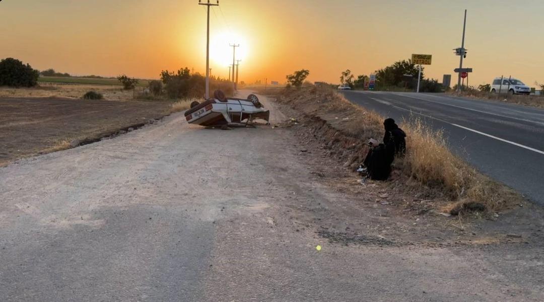 Takla atıp ters dönen aracın başında oturup okudu! Kazazede kadının ilk işi oldu 1