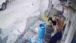 Yaşına bile aldırış etmediler... Baba ve oğlu yaşlı kadını böyle darbetti!